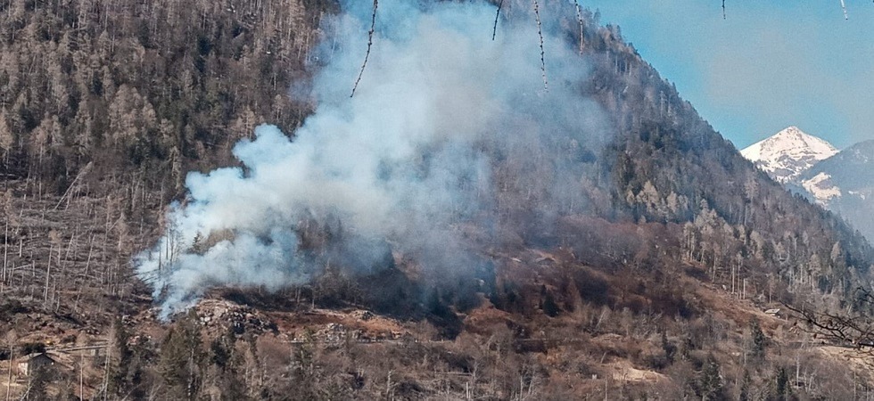 Incendio nei boschi sopra Telve: sei corpi dei vigili del fuoco in azione per domare le fiamme